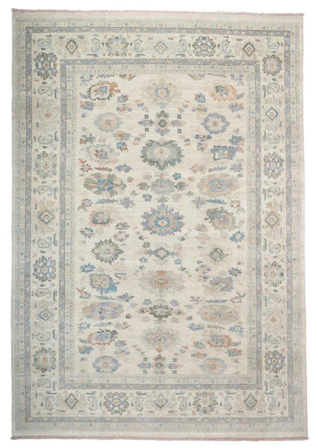 Persian Sultanabad Rug, 423 × 293 cm