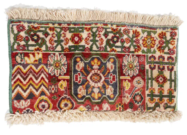 Kashkouli Ornak sample rug in, 25 × 45 cm